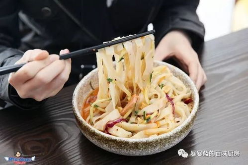 沈陽這家店用六星級(jí)面粉做涼皮配東北雞架超級(jí)好吃,有20多家門店一般人還不讓加盟