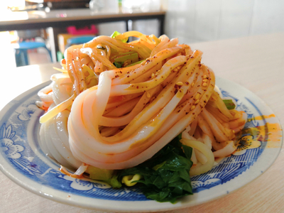 西安涼皮走紅網(wǎng)絡(luò)，價(jià)格是否水漲船高？