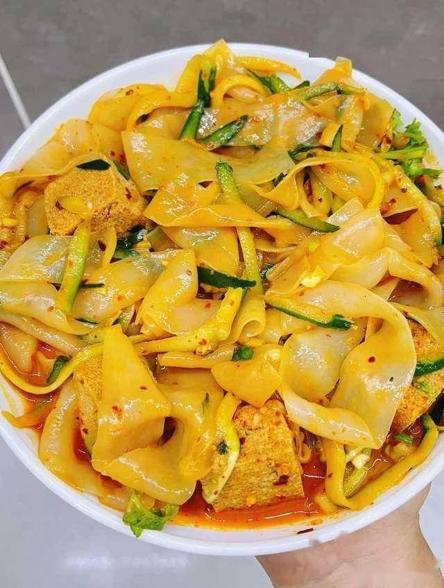 涼皮勁道有秘方，多加這一物，筋道爽滑不發(fā)硬，比小吃店的還好吃